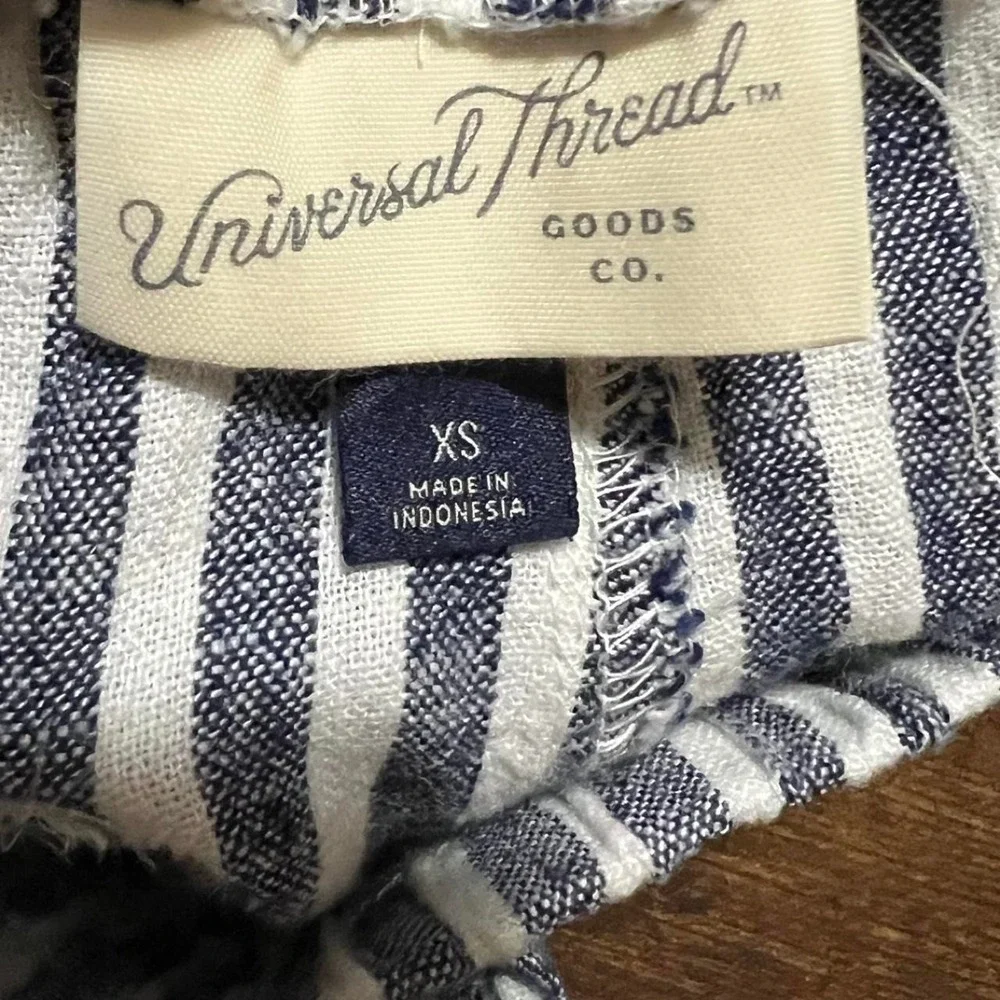 Universal Thread white and blue vertical striped shorts in XS 315.5